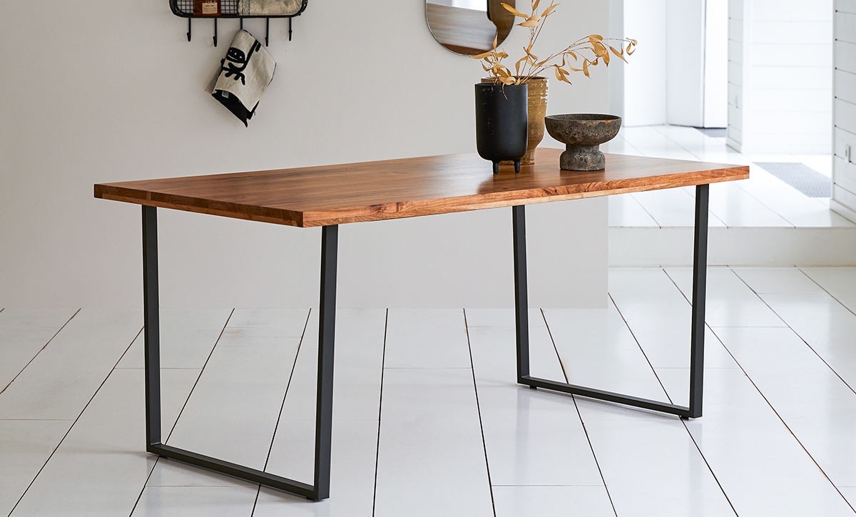 Koshi solid sisau and metal table